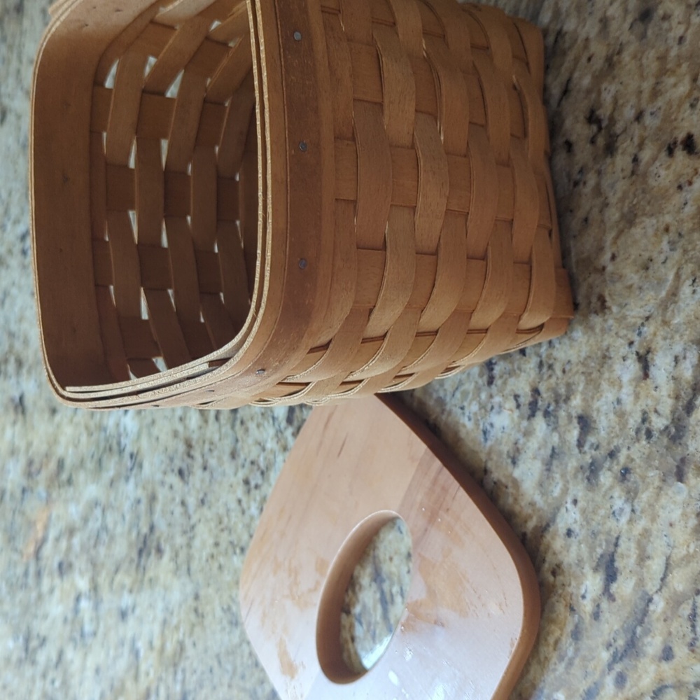 Longaberger Tissue Box With Lid - Picture 2 of 10